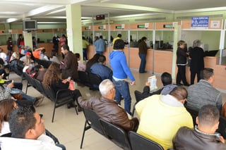 Preparados. En Recaudación de Rentas de Torreón están listos para aplicar en diciembre descuentos en Derechos Vehiculares. (FERNANDO COMPEÁN)