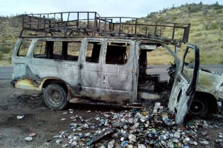 Fuego. Llamas consumen camioneta en la libre a Durango. (EL SIGLO DE TORREÓN)