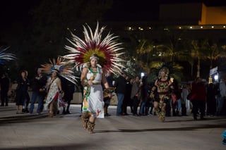 Un grupo de danzantes inició la celebración ante más de 2,000 personas reunidas en la catedral angelina el lunes por la noche. (EFE)