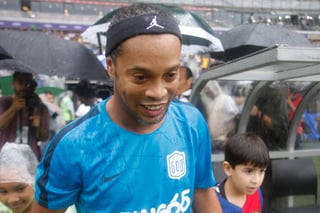 A pesar de haberse retirado, Ronaldinho sigue demostrando su talento en los partidos benéficos a los que es invitado. (ARCHIVO)