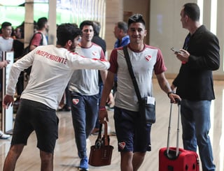 El jugador del Club Atlético Independiente Leandro Fernández (c) llega  a un hotel en Río de Janeiro, Brasil. Independiente, a romper el ayuno