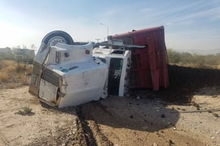 Accidente. Un camión cargado con abono terminó volcado sobre la carretera al Esterito, en los límites de Torreón y Matamoros. (EL SIGLO DE TORREÓN) 