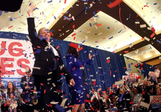 El candidato demócrata al Senado estadunidense Doug Jones obtuvo ayer una sorprendente victoria sobre el republicano Roy Moore en las elecciones de Alabama. (AP)