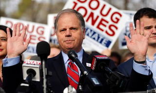 Jones se impuso al republicano Roy Moore en una cerrada elección en la que obtuvo apenas dos por ciento más que su rival, en un distrito que no había electo a un demócrata al Senado de Estados Unidos en más de dos décadas. (AP) 
