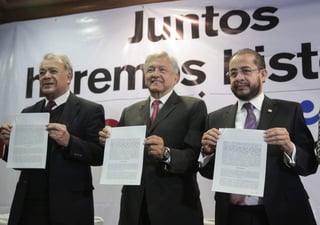 Los representantes de los partidos del Trabajo, Encuentro Social y Morena firmaron un acuerdo para formar la coalición 'Juntos haremos historia', que apoyará el proyecto de Andrés Manuel López Obrador. (TWITTER)
