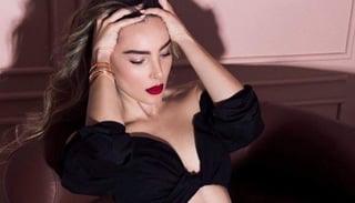 La cantante de 28 años luce un nuevo look de cabello ondulado, y su figura en un bikini negro con plateado. (ARCHIVO)