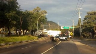Fueron los automovilistas que circulaban por la zona los que reportaron el hecho a las autoridades, quienes confirmaron el hallazgo en un puente ubicado en calle Jacarandas. (ESPECIAL)