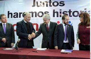 Elegido. Andrés Manuel López Obrador (Cen.), precisó que su equipo estará conformado por ocho hombres y ocho mujeres. (AGENCIA REFORMA)