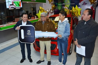 Afortunado. Pedro Quintero Juárez, de 82 años de edad, jubilado, es el 'Contribuyente Cumplido' que ganó el auto Spark modelo 2018  rifado por el Simas. Fue el tercer sorteo anual. (FERNANDO COMPEÁN)