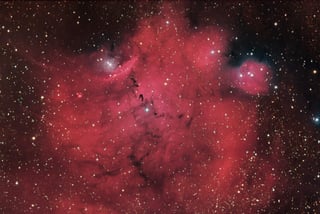 Sharpless 29, o Sh 2-29, se encuentra a unos 5,500 años luz de distancia, en la constelación de Sagitario (el arquero), al lado de la nebulosa de la Laguna, más grande. (ESPECIAL)