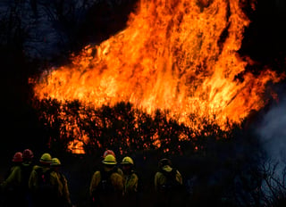 El jefe del Departamento Forestal y de Protección Contra Incendios de California, Ken Pimlott, informó hoy por medio de un comunicado del fallecimiento de este bombero, del que no se conoce su identidad pero sí que pertenecía a una unidad de San Diego. (ARCHIVO)