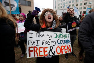 Protestan. Se registraron protestas cerca de la FCC por su decisión de suprimir la neutralidad en internet. (AP)