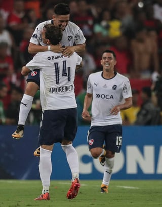 Ezequiel Barco (i) de Independiente celebra luego de anotar en el partido de vuelta de la final de la Copa Sudamericana ante Flamengo. (EFE)