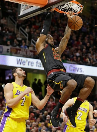 LeBron James tuvo una noche espectacular ante los Lakers. (AP)