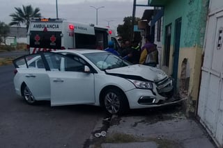 Destrozos. Se impacta conductor de auto contra la barda de una vivienda en Gómez Palacio. (EL SIGLO DE TORREÓN)