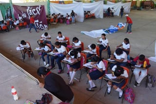 La Secretaría de Educación Pública (SEP) informó que tras los sismos de septiembre pasado, en la Ciudad de México es prácticamente del 100% de la matrícula de los alumnos en sus escuelas de origen, en planteles cercanos o en aulas provisionales. (ARCHIVO)