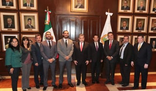 Fue durante la mañana del viernes que el gobernador Miguel Ángel Riquelme se reunió con el gerente general del Grupo ABC, Alberto Calderón Pérez. (TWITTER)