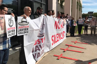 Críticas. Activistas se manifiestan afuera  de la Fiscalía General de Sinaloa.