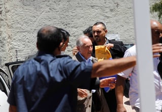 El expresidente de la Conmebol, Eugenio Figueredo, sale del tribunal tras ser imputado por fraude.