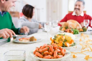 Durante las fiestas decembrinas la población en general suele aumentar hasta cinco kilos en promedio, principalmente por malos hábitos alimenticios. (ARCHIVO)