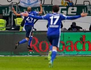 Naldo (i) anotó el agónico gol del empate del Schalke 04. (AP)