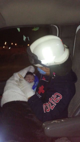 Nacimiento. Técnicos en Urgencias Médicas (TUM) de Cruz Roja auxilian a mujer que dio a luz a su bebé en su casa.