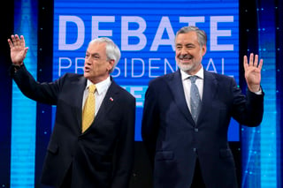 Opciones. Analistas vislumbran unos comicios cerrados entre Sebastián Piñera (Izq.) y Alejandro Guiller.