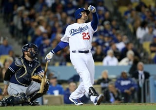 Adrián González llegó a Dodgers en 2012, donde pegó 101 jonrones y produjo 448 carreras en campaña regular.