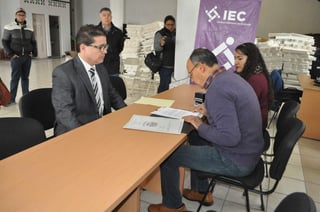 Registro. Ignacio Corona llevó su documentación ayer al comité municipal electoral. (FABIOLA P. CANEDO)