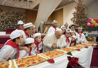 La mañana de este domingo en el Aula Pablo VI, el Pontífice sostuvo un encuentro informal con pequeños y sus familias que le cantaron y lo felicitaron por sus 81 años. (AP) 
