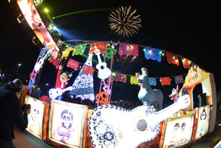 Fiesta. Los personajes provocaron la alegría de los cientos de niños y adultos que se reunieron para disfrutar del desfile navideño en Torreón. (EL SIGLO DE TORREÓN/FERNANDO COMPEÁN)