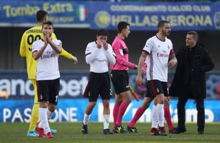Los jugadores del AC Milan salen decepcionados tras la nueva derrota. Derrota 3-0 ante Verona profundiza crisis del Milan