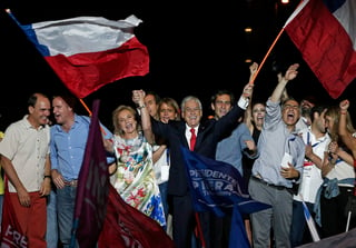 El expresidente derechista Sebastián Piñera aventajó por nueve puntos al candidato oficialista, Alejandro Guillier, y se convirtió en el mandatario más votado en Chile desde la elección de 1993. (AP)