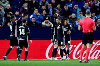 Betis rompió una racha de casi dos meses sin ganar al vencer 2-0 al Málaga. (EFE)