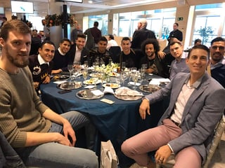 Jugadores destacados de los equipos de basquetbol y futbol del Real Madrid tuvieron una cena navideña. (Cortesía Gustavo Ayón)