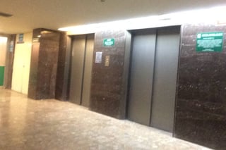 De nueva cuenta. Usuarios y empleados de la Clínica No. 16 del IMSS reportan nueva falla en el único elevador útil. (ARCHIVO)