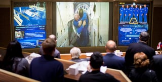 A bordo de la Soyuz arribaron a la plataforma orbital el ruso Antón Shkaplerov, un experimentado cosmonauta, junto al estadounidense Scott Tingle y el japonés Norishige Kanai, que realizan su primera misión espacial. (EFE)