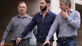 Matías Messi (c) y su padre Jorge (d) salen de los tribunales provinciales en Rosario después de la audiencia de hoy. (Cortesía)