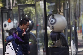 La exhibición, que forma parte de las actividades paralelas de la muestra “El Mundo de Tim Burton”, que se exhibe en el Museo Franz Mayer de esta ciudad, da cuenta del pequeño personaje que promociona el trabajo del realizador estadounidense en México. (ARCHIVO)