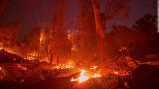 De no presentarse contratiempos por los fuertes vientos, se prevé que el incendio, que inició el pasado 4 de diciembre en el condado de Ventura, al noroeste de Los Ángeles, sea contenido en una semana, luego de haber destruido unas 110 mil hectáreas. (ARCHIVO)