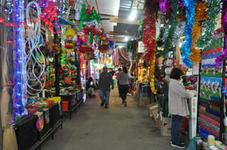 Invitación. Comerciantes del Mercado Navideño retirarán sus puestos hasta el próximo lunes 25 de diciembre. (EL SIGLO DE TORREÓN)
