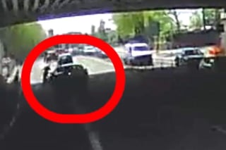 VIDEO: Conductor derriba a ciclista en plena vía