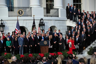 De fiesta. En un acto de celebración en los jardines de la Rosaleda en la Casa Blanca, Trump se rodeó de los principales legisladores republicanos artífices de la reforma tributaria, y aplaudió el 'logro' de su Administración. (AP)