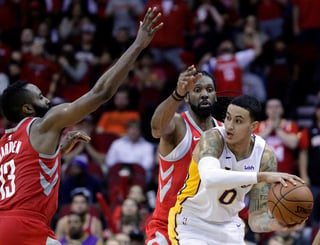 Kyle Kuzma (d) anotó 38 puntos en el triunfo de los Lakers. (AP)