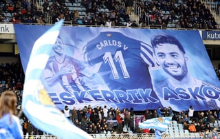 Aficionados de la Real Sociedad muestran una pancarta de Carlos Vela, homenajeado en su despedida del equipo.