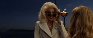 Se incorpora Cher, que hace una breve aparición como la abuela de Sophie y madre de Donna, según se puede ver en el primer tráiler de la película. (YOUTUBE)
