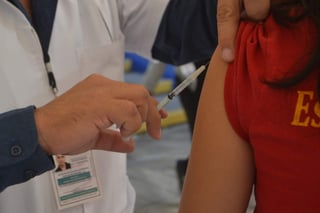 En lo que va de la temporada invernal 2017-2018 se han aplicado más de 15 mil inmunizaciones contra la Influenza. (ARCHIVO)
