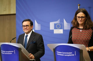 Hasta enero. El secretario de Economía, Ildefonso Guajardo, y la comisaría europea de Comercio, Cecília Malmstrom, continuarán negociando la modernización de su acuerdo comercial bilateral en enero. (ARCHIVO)