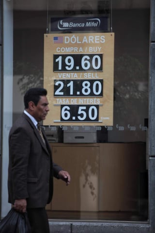 Citibanamex estimó que el tipo de cambio regresará a 17 pesos por dólar al cierre del 2019. (ARCHIVO)