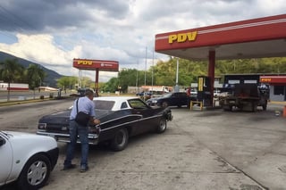 Crisis. Petróleos de Venezuela dijo que la escasez de combustible en el país se debe al 'bloqueo internacional' en su contra.